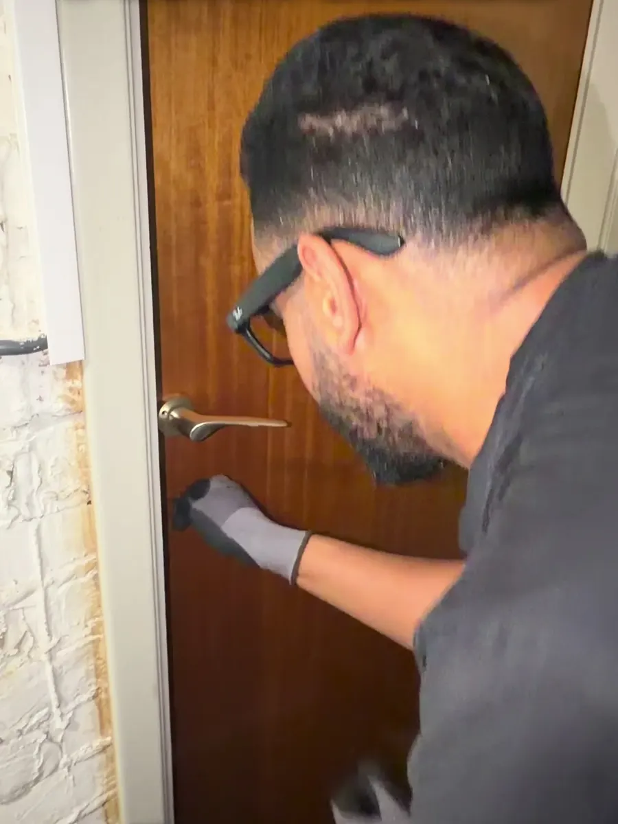 Reda, de Mister Lock, en train d’ouvrir une porte de chambre par crochetage